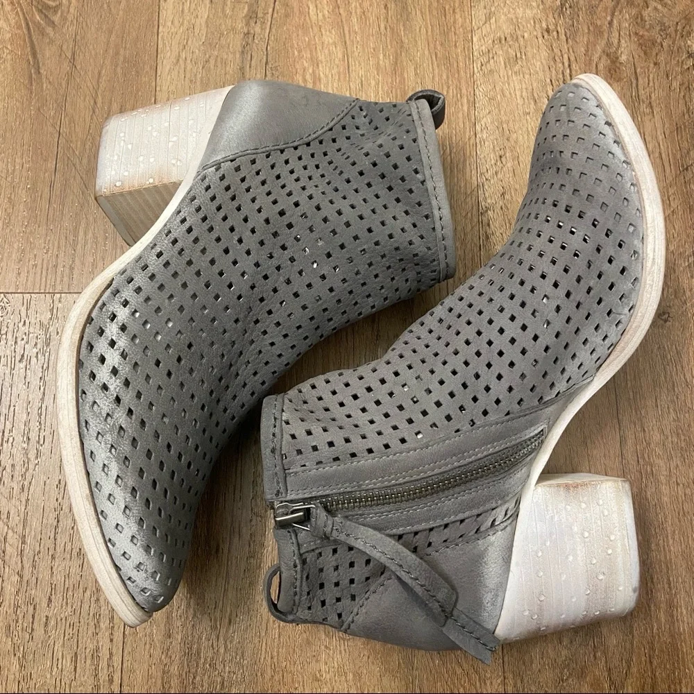 Dolce Vita‎ Kenyon Perforated Bootie Off White Gray